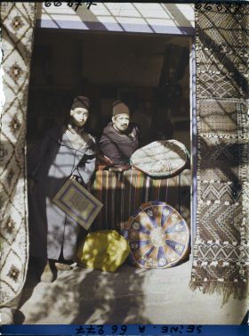 Image représentant L'Exposition Coloniale Internationale de 1931, marchands de coussins en cuir marocains