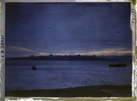Image représentant Crépuscule sur Istanbul, de l'autre côté de Bosphore