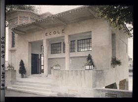 Image représentant L'Exposition des arts décoratifs, le Village français, sous la direction de Charles Genuys, l'École