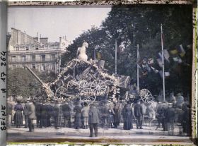 Image représentant Pyramide de canons avenue des Champs-Elysées pour les fêtes de la Victoire des 13 et 14 juillet
