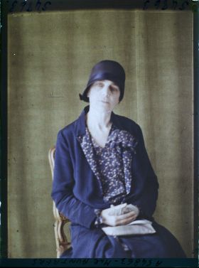 Image représentant https://musee-albert-kahn.s-museum.fr/home/NWQ2OTAwYzNmYjZlZTk1ZWQwODJmMjY4L2dlbmVyaWMtbm90aWNlLXRhYi9hdXRob3JpdHkvNjE3YTc5ZjVjZjhiODk2OGIzMzM3ZDIx/5d6900c3fb6ee95ed082f268/generic-notice-tab/authority/617a79ebcf8b8968b33367bf Madame Auntrers