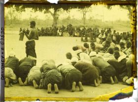 Image représentant Louanges aux anciens rois d'Abomey : le kpanligan narre les exploits des rois défunts en rythmant le récit à l'aide de l'instrument dont il porte le nom