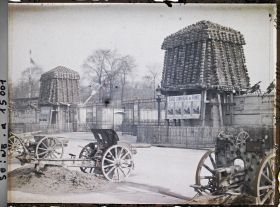 Image représentant Canons pris aux Allemands exposés place de la Concorde, Chevaux de Marly protégés contre les bombardements à l'entrée de jardin des Tuileries, Affiches pour l'emprunt national