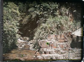 Image représentant Un ruisseau et un escalier taillé dans le roc sur une pente du massif du Tam-dao (" Trois Sommets ")