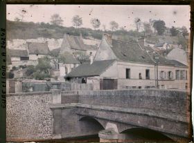 Image représentant Le pont Louis-Philippe, et les maisons de la rue du commandant Beaurepaire, au second plan le colline du château