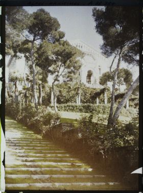 Image représentant La villa Cypris se dressant en haut du jardin et vue depuis son grand escalier