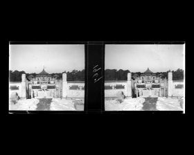 Image représentant Tiantan ("temple du Ciel"). Vue depuis la terrasse supérieur de Yuanqiutan ("autel du Tertre Circulaire") en direction de Huangqiongyu ("voûte Impériale de l'Univers")