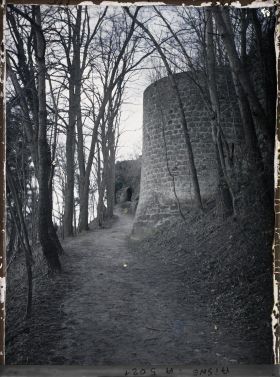 Image représentant Face nord-ouest du château, au fond la 2e tour avec l'entrée et l'ancienne tour du guet