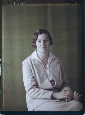 Image représentant https://musee-albert-kahn.s-museum.fr/home/NWQ2OTAwYzNmYjZlZTk1ZWQwODJmMjY4L2dlbmVyaWMtbm90aWNlLXRhYi9hdXRob3JpdHkvNjE3YTc5ZjVjZjhiODk2OGIzMzM3ZDIx/5d6900c3fb6ee95ed082f268/generic-notice-tab/authority/617a79ebcf8b8968b3336d37 Mademoiselle Liesel Fischer