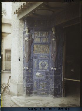 Image représentant L'Exposition des arts décoratifs, Le Village français, Eglise, architecte Jacques Droz, construite par la société de Saint-Jean