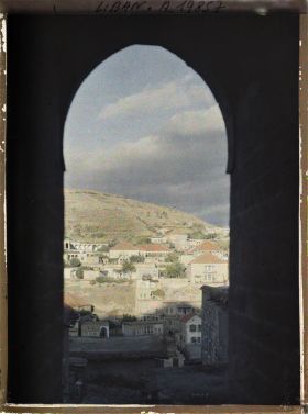 Image représentant Vue sur la ville à travers une fenêtre