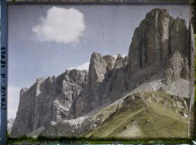 Image représentant La chaine de la Sella (Groupo di Sella ou Sellagruppe) depuis le col du Grödner (Grödner Joch ou passo Gardena)