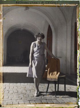 Image représentant Mademoiselle Collin, l'institutrice française des enfants du roi Amânullah (1919 - 1928) (photographiée ici dans l'Arg ?)