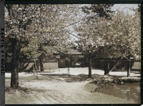 Image représentant Entrée d'un temple ou d'un sanctuaire près d'une pièce d'eau