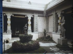 Image représentant L'Exposition Coloniale Internationale de 1931, la cour du pavillon des Indes françaises