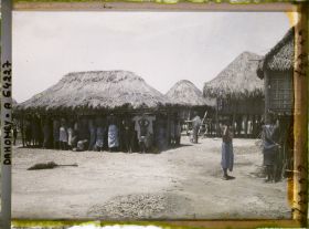 Image représentant Scène de palabre sous une case