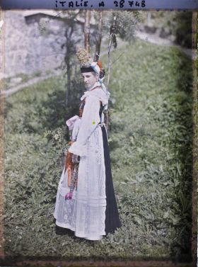 Image représentant Costume traditionnel de jeune fille