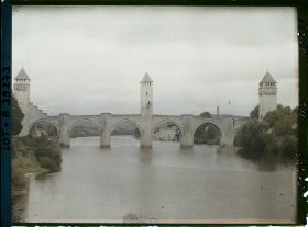 Image représentant France, Cahors, Le pont Valentré vue prise de la rive gauche du  Lot vers l'aval