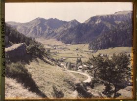 Image représentant France, Mont-Dore, Le fond de la Vallée et les Burons et la route de Besse ; au fond, le Sancy