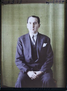 Image représentant https://musee-albert-kahn.s-museum.fr/home/NWQ2OTAwYzNmYjZlZTk1ZWQwODJmMjY4L2dlbmVyaWMtbm90aWNlLXRhYi9hdXRob3JpdHkvNjE3YTc5ZjVjZjhiODk2OGIzMzM3ZDIx/5d6900c3fb6ee95ed082f268/generic-notice-tab/authority/617a79ebcf8b8968b3337c1f Le Secrétaire de Son Excellence le Pacha de Marrakech