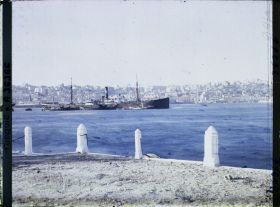Image représentant Paquebots et autres bateaux au port, dans la Corne d'Or, vers le quartier de Pera