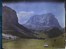Image représentant Le col du Grödner (Grödner Joch ou passo Gardena) et le Langkopel ou Sassolungo (littéralement la "longue pierre", 3181 m)