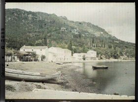 Image représentant Une extrêmité du village, vue de la plage