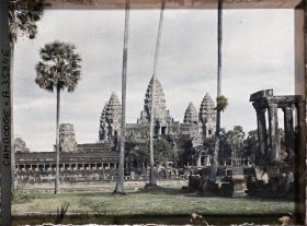 Image représentant La partie centrale de la pyramide à trois niveaux formant le temple-montagne, couronnée par les prasat (tours-sanctuaires) du massif supérieur