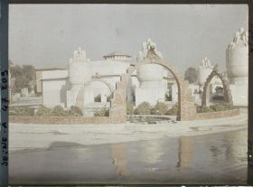 Image représentant L'Exposition des arts décoratifs, Jardin des Nymphéas, A. Laprade, sur l'esplanade des Invalides devant le Pavillon de Sèvres