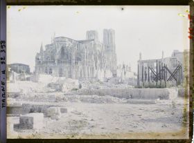 Image représentant France, Reims, Cathédrale ; vue prise le soir au travers des ruines de la rue Cérès