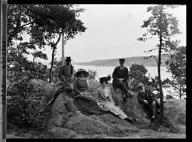 Image représentant Johan-Henrik Palme accompagné de membres de sa famille