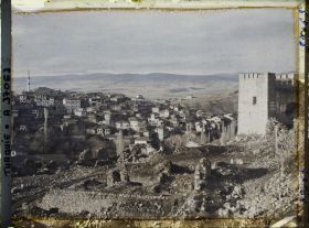 Image représentant Panorama sur la ville basse et un ? de la citadelle (depuis la ville haute sous la citadelle). (A gauche, le minaret de la mosquée Haci Bayram au crépuscule)