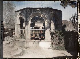 Image représentant Deux hommes assis sous les arcades du türbe (mausolée) d'un pacha de Scutari