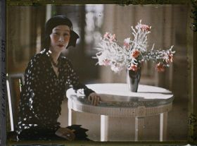 Image représentant La marquise Tokugawa dans un salon de la villa Kahn (villa Zamir)