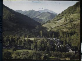 Image représentant La vallée du Lez vers l'amont et le village de Bordes-sur-Lez, vue prise de l'entrée de la vallée