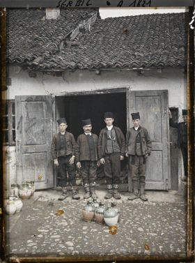 Image représentant Quatre hommes en costume national serbe