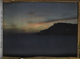 Image représentant La pointe de Monaco, vue à contre-jour dans le soleil couchant
