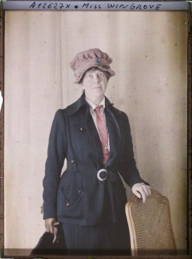 Image représentant https://musee-albert-kahn.s-museum.fr/home/NWQ2OTAwYzNmYjZlZTk1ZWQwODJmMjY4L2dlbmVyaWMtbm90aWNlLXRhYi9hdXRob3JpdHkvNjE3YTc5ZjVjZjhiODk2OGIzMzM3ZDIx/5d6900c3fb6ee95ed082f268/generic-notice-tab/authority/617a79ebcf8b8968b3337a9b Miss Wingzore