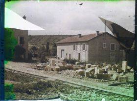 Image représentant France, Eix, Reconstructions, dans le fond les Hauts-de-Meuse