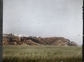Image représentant Champs de blé et village sur la falaise