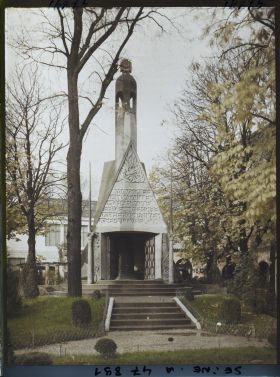 Image représentant L'Exposition des arts décoratifs, Chapelle reimoise, mausolée aux morts de Champagne, près du Petit Palais