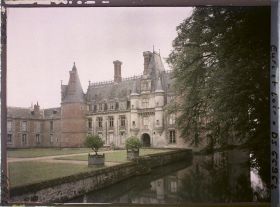 Image représentant La cour d'honneur et le corps de logis principal du château pris depuis le pont sur les douves
