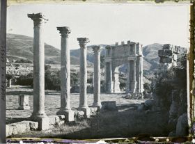 Image représentant L'Arc de Caracalla et colonnes du Nouveau Forum, vestiges de la cité antique Cuicul