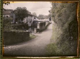 Image représentant France, St Jean Pied de Port, Petit chemin au bord de l'eau