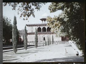 Image représentant L'un des pavillons de l'enceinte et le cours d'eau du jardin du Taj Mahal