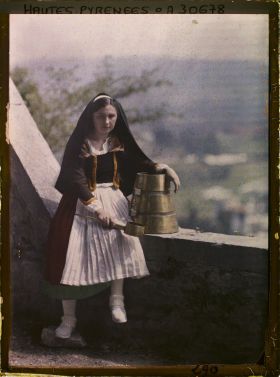 Image représentant France, Lourdes, Melle Jane Théas au Château Fort, née à Laruns (Basses-Pyrénées)