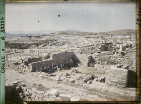 Image représentant Panorama sur la ville basse vers le nord, les quartiers du Hieron (sanctuaire d'Apollon) et plus loin, le Lac Sacré