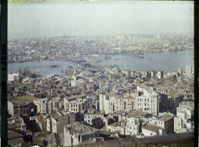 Image représentant La Corne d'Or, vue depuis le haut de la tour de Galata (rive gauche, nord). Au centre, le vieux port : port de Mahmud ou port d'Azap Kapi