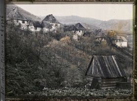 Image représentant Environs de la ville: maisons rustiques et cultures