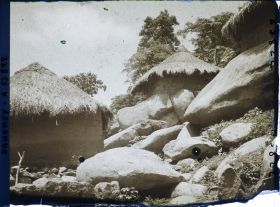 Image représentant Cases à flanc de montagne, au milieu d'éboulis rocheux